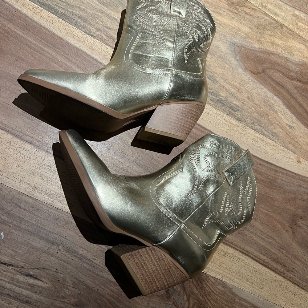 NWOT Gold Western Ankle Boots SODA 8.5